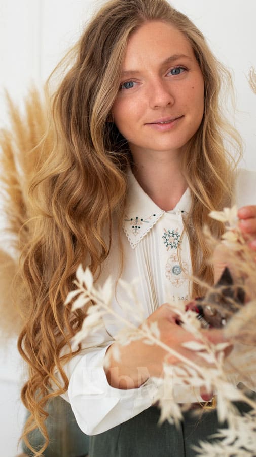 automne 2025 hiver 2026 tendance blond miel dore cuivre couleurs de cheveux femme moderne bebymaman coloration blond miel doré, cheveux longs wavy reflets chauds naturels, tendance automne hiver 2025 2026 – Be by Maman