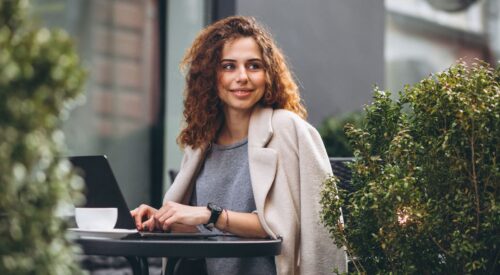 Femme active souriante en télétravail, en pleine réflexion sur sa carrière à l’automne