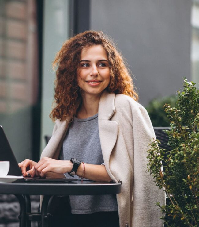 Femme active souriante en télétravail, en pleine réflexion sur sa carrière à l’automne