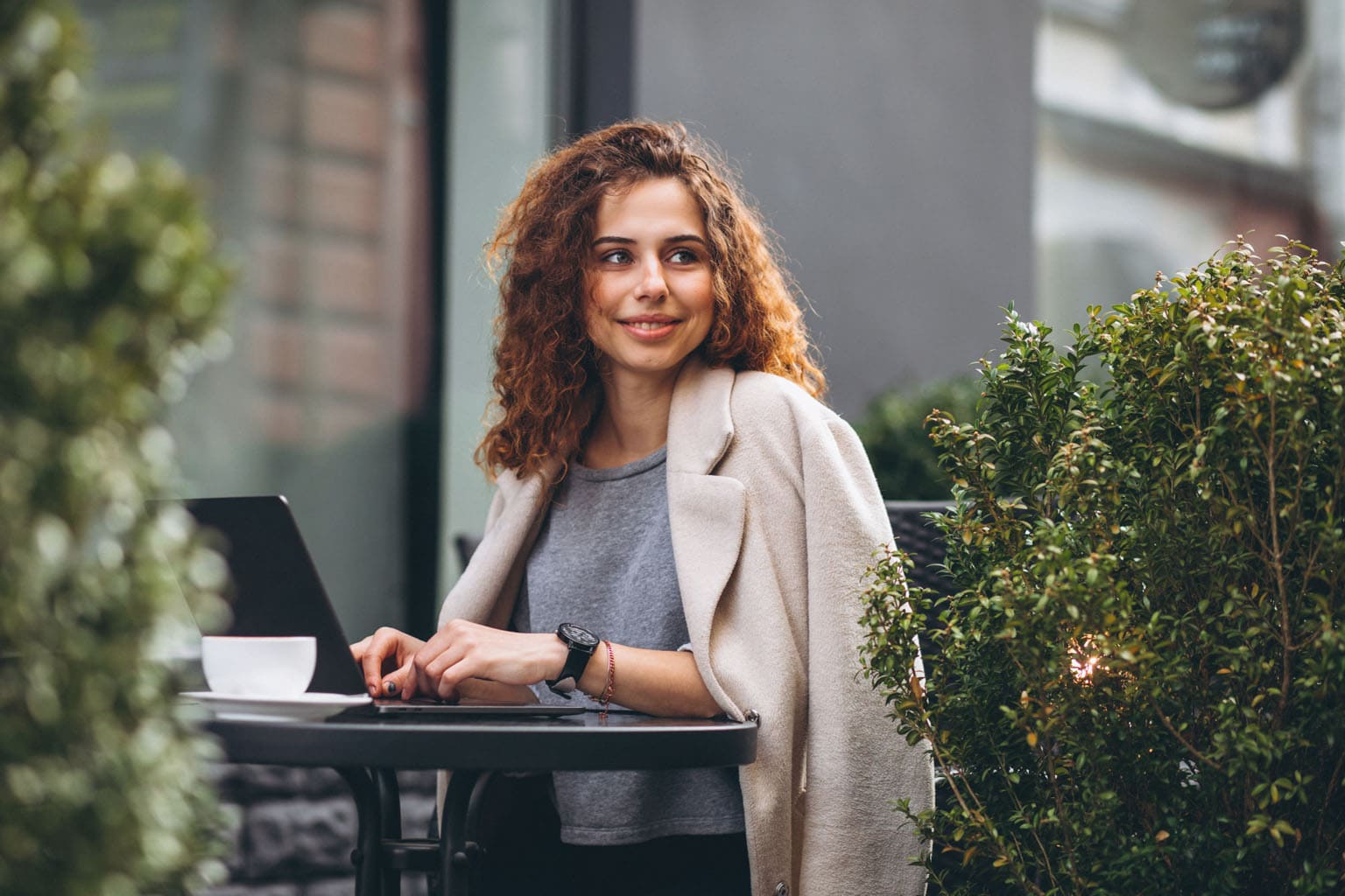 Femme active souriante en télétravail, en pleine réflexion sur sa carrière à l’automne