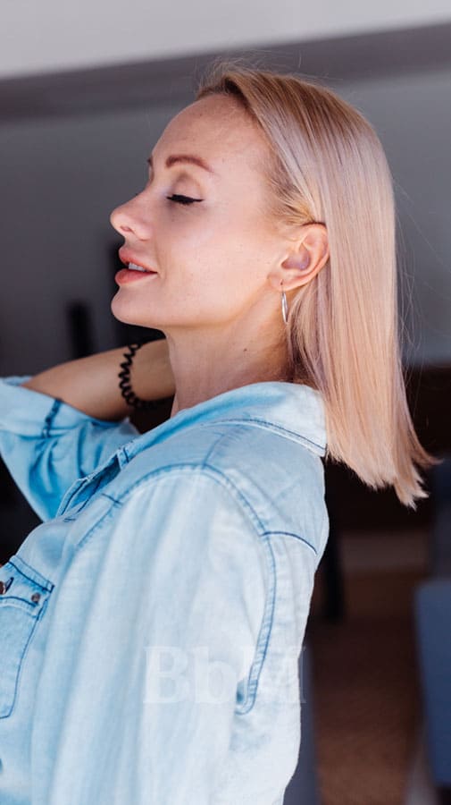 blond rose automne 2025 hiver 2026 tendance couleurs de cheveux femme moderne bebymaman coloration blond rosé nude, cheveux lisses lumineux, tendance automne hiver 2025 2026 – Be by Maman