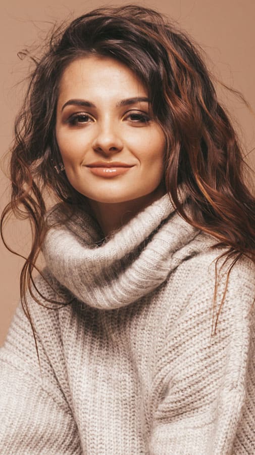 brun chataigne dore moka lumiere automne 2025 hiver 2026 tendance couleurs de cheveux femme moderne bebymaman coloration brun châtaigne doré, cheveux lumineux aux reflets chauds caramel, tendance automne hiver 2025 2026 – Be by Maman