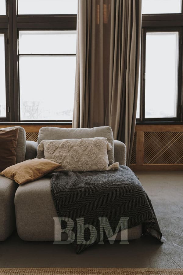 coussin matiere naturelle maison hiver cosy chic interieur plaids et coussins moelleux dans un salon cosy chic pour l’hiver – Be by Maman
