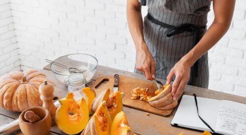Préparation de recettes d’automne au potiron – cuisine cocooning et fait maison pour soirées pluvieuses