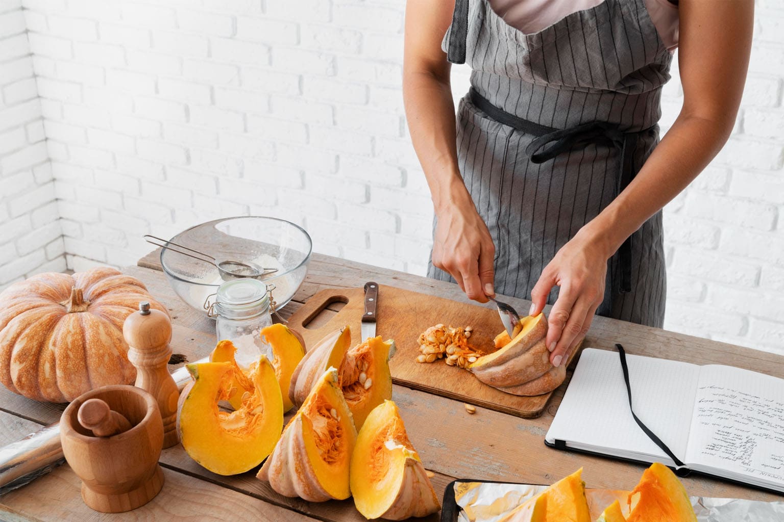 Préparation de recettes d’automne au potiron – cuisine cocooning et fait maison pour soirées pluvieuses