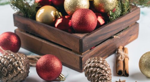 décoration de Noël naturelle et chaleureuse, boules rouges et dorées avec pommes de pin et cannelle – ambiance festive Be by Maman