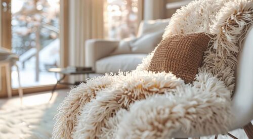 Salon cocooning avec tapis berbère blanc et plaid duveteux sous la lumière d’hiver