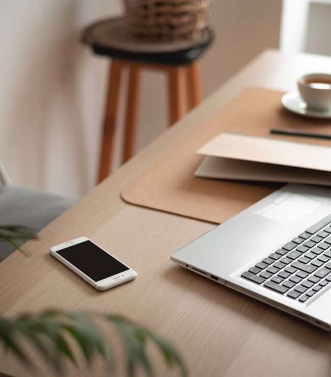 ureau moderne avec ordinateur portable, tasse de café et carnet, symbole d’équilibre entre carrière, bien-être et lifestyle féminin.
