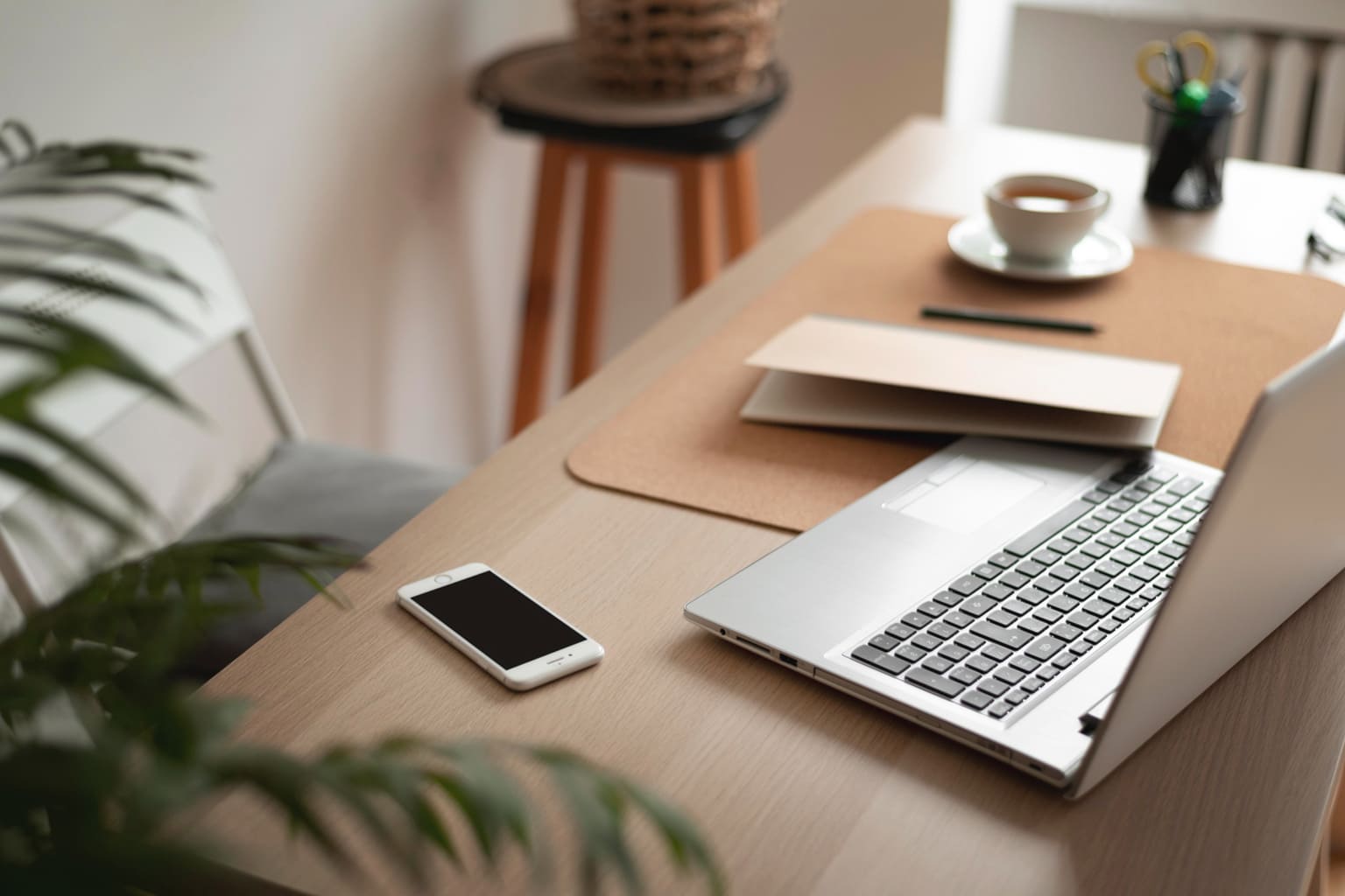 ureau moderne avec ordinateur portable, tasse de café et carnet, symbole d’équilibre entre carrière, bien-être et lifestyle féminin.