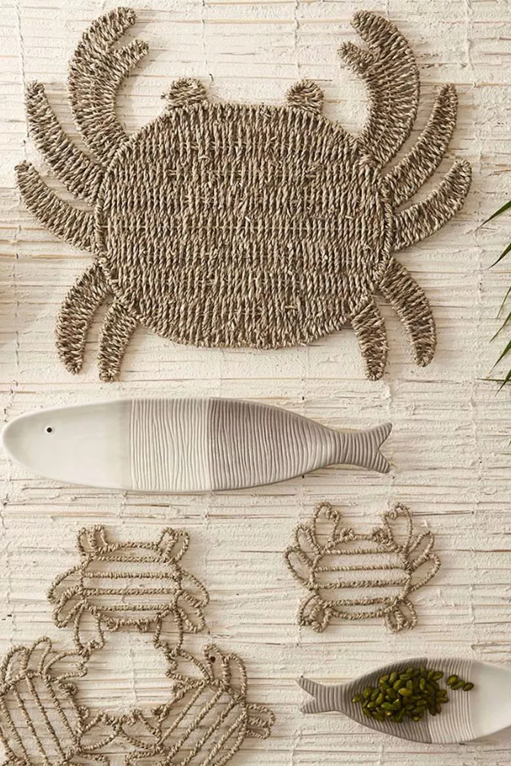 inspiration bord de mer decoration set de table Set de table en fibres naturelles Crabe Sumatra posé sur une table esprit bord de mer.
Légende