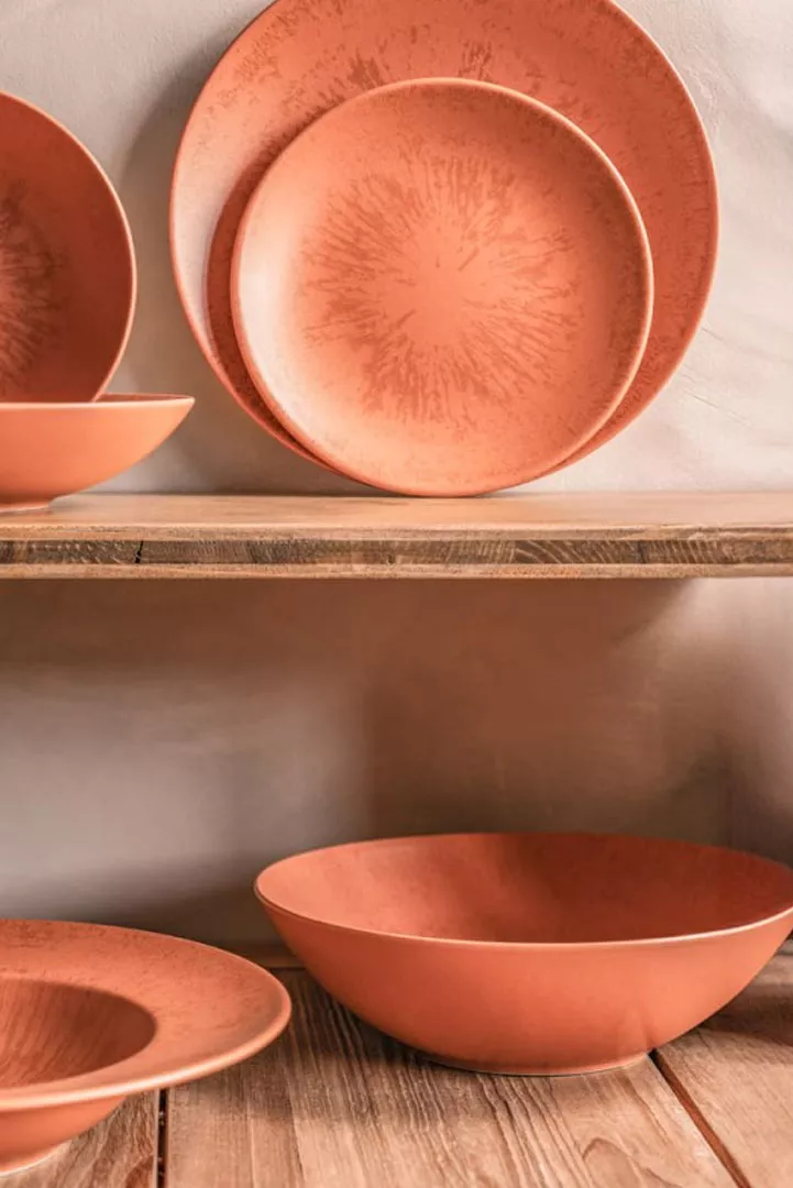 inspiration bord de mer decoration vaisselle Assiettes creuses en grès terracotta Onyx de Table Passion dressées sur une table esprit bord de mer.