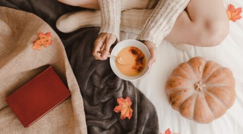 femme en pull beige dégustant une soupe de potiron dans une ambiance cocooning d’automne – bien-être et slow life Be by Maman