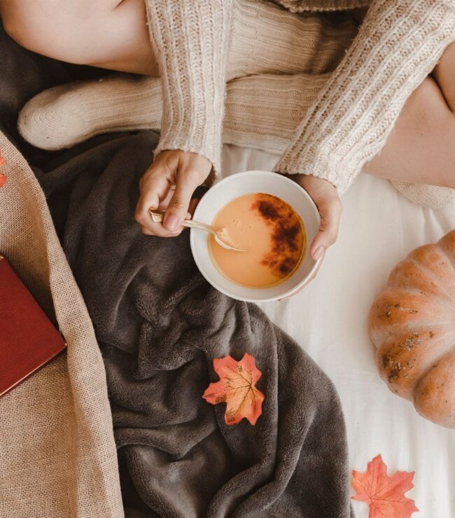 femme en pull beige dégustant une soupe de potiron dans une ambiance cocooning d’automne – bien-être et slow life Be by Maman