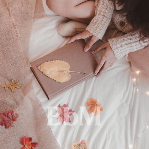 novembre slow life femme interieur maison feuille automne bien etre bebymaman femme en tenue cocooning écrivant dans un carnet entourée de feuilles d’automne, slow life et bien-être intérieur – Be by Maman