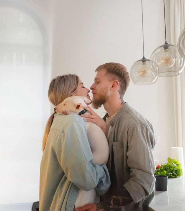 couple s’embrassant tendrement dans la cuisine – relation amoureuse à la maison – complicité conjugale et équilibre famille