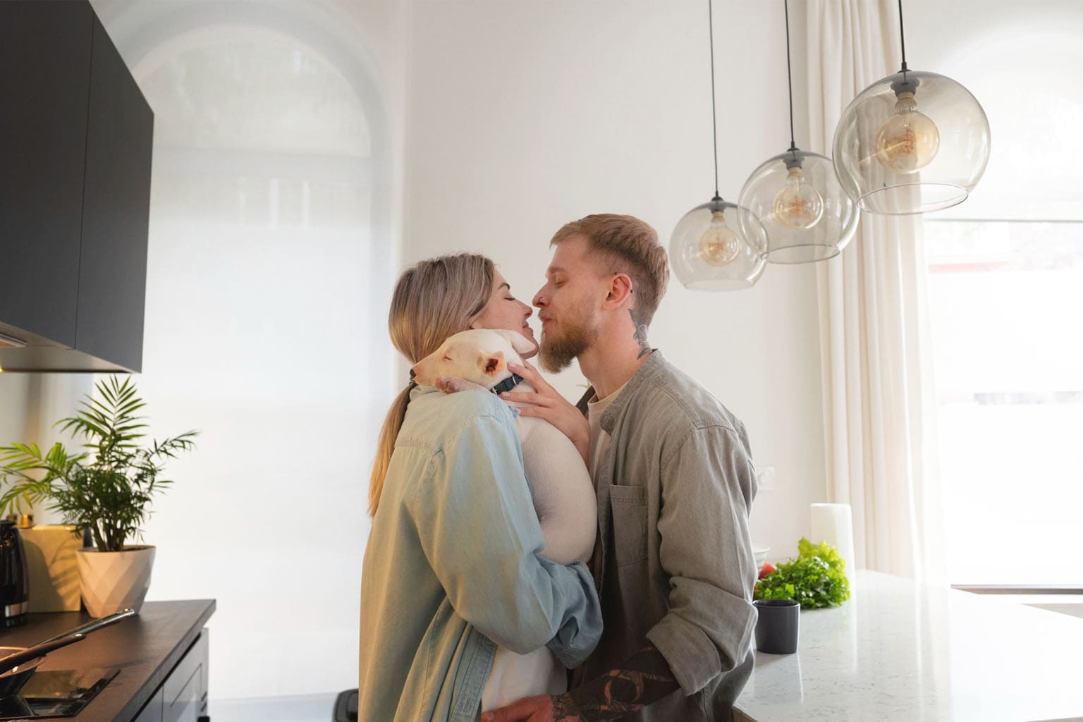 couple s’embrassant tendrement dans la cuisine – relation amoureuse à la maison – complicité conjugale et équilibre famille