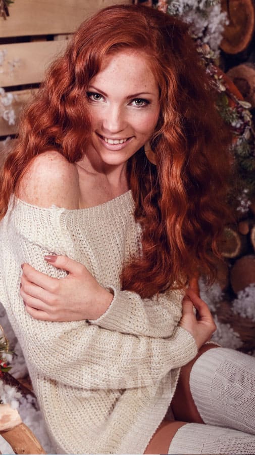 roux paprika automne 2025 hiver 2026 tendance couleurs de cheveux femme moderne bebymaman coloration roux paprika, cheveux longs cuivrés lumineux, tendance audacieuse automne hiver 2025 2026 – Be by Maman