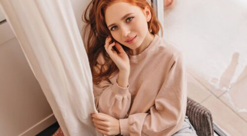 femme aux cheveux cuivrés lumineux, tendance coloration automne hiver 2025 2026 – Be by Maman