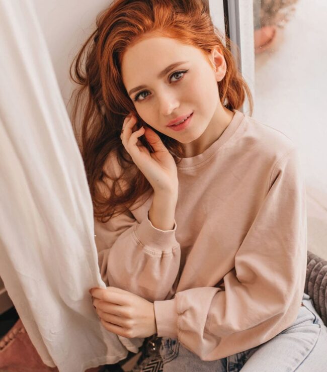 femme aux cheveux cuivrés lumineux, tendance coloration automne hiver 2025 2026 – Be by Maman