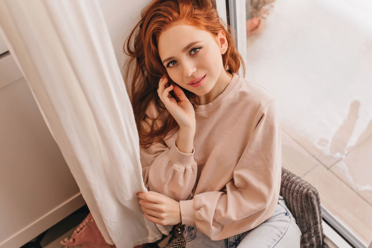 femme aux cheveux cuivrés lumineux, tendance coloration automne hiver 2025 2026 – Be by Maman