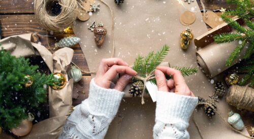 décoration de Noël DIY bohème chic faite maison avec pommes de pin, corde en jute et branches de sapin