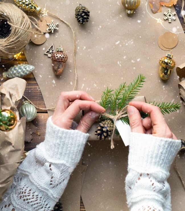 décoration de Noël DIY bohème chic faite maison avec pommes de pin, corde en jute et branches de sapin