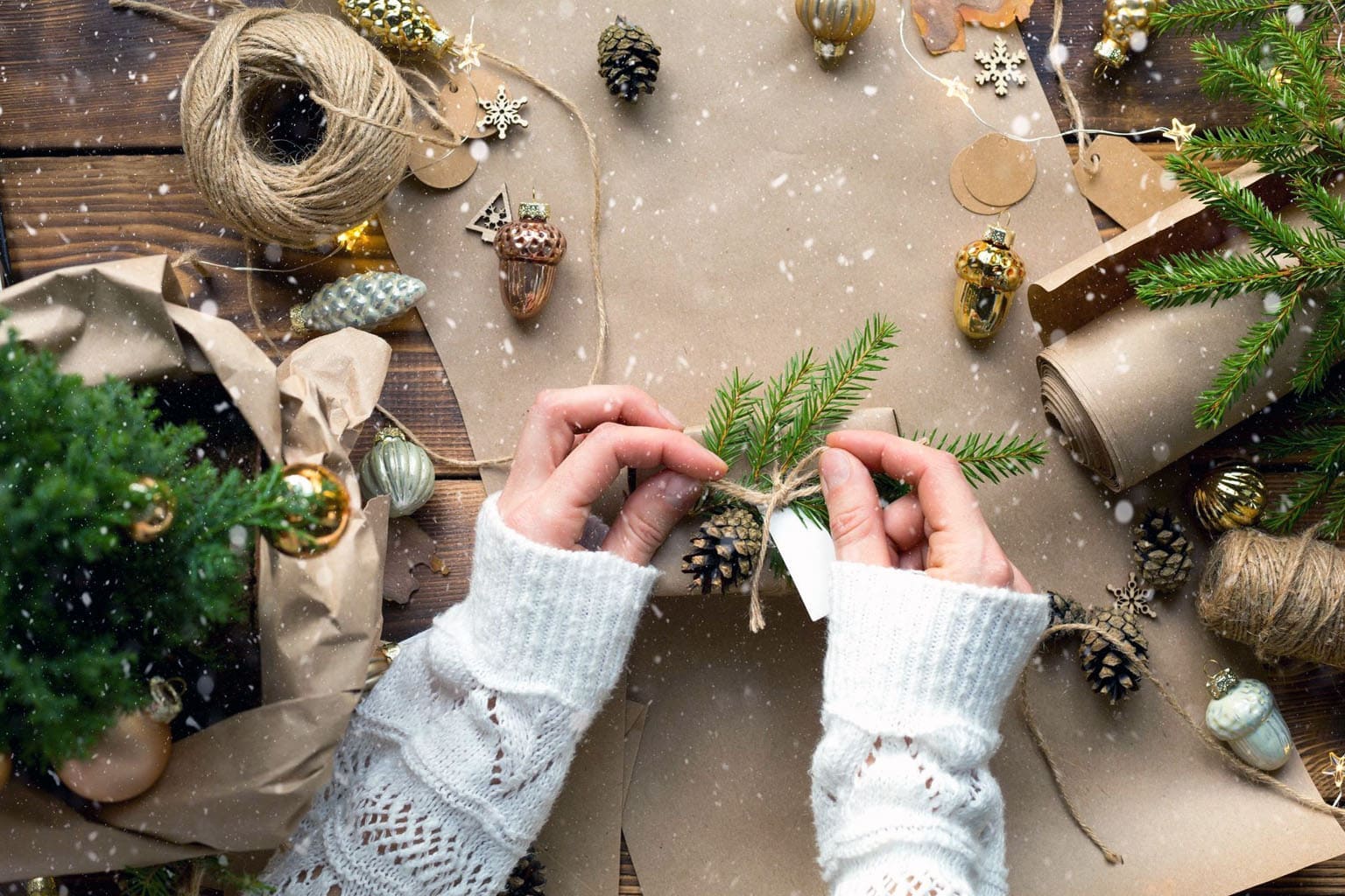 décoration de Noël DIY bohème chic faite maison avec pommes de pin, corde en jute et branches de sapin