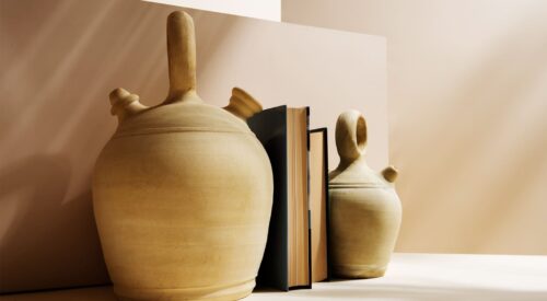 poterie artisanale en terre cuite et livres sur fond beige pour une ambiance slow home