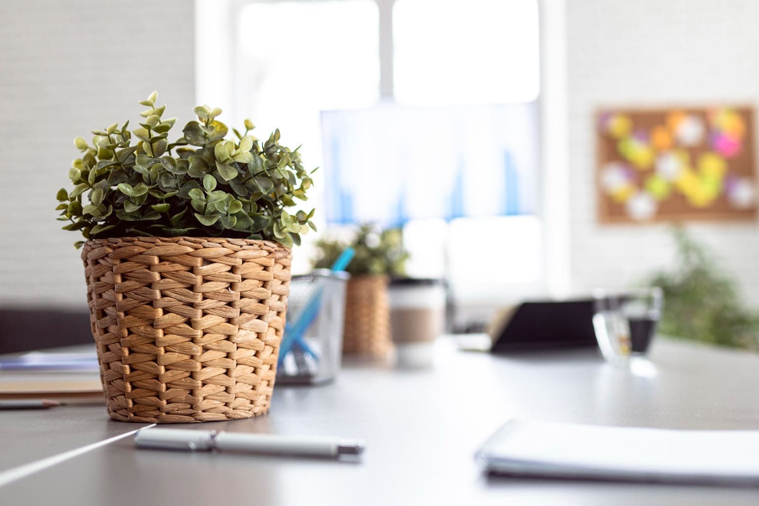 image de bureau lumineux avec plante en panier tressé, ambiance télétravail, symbolisant la reconversion professionnelle des mères de famille vers des métiers accessibles, flexibles et IA-friendly