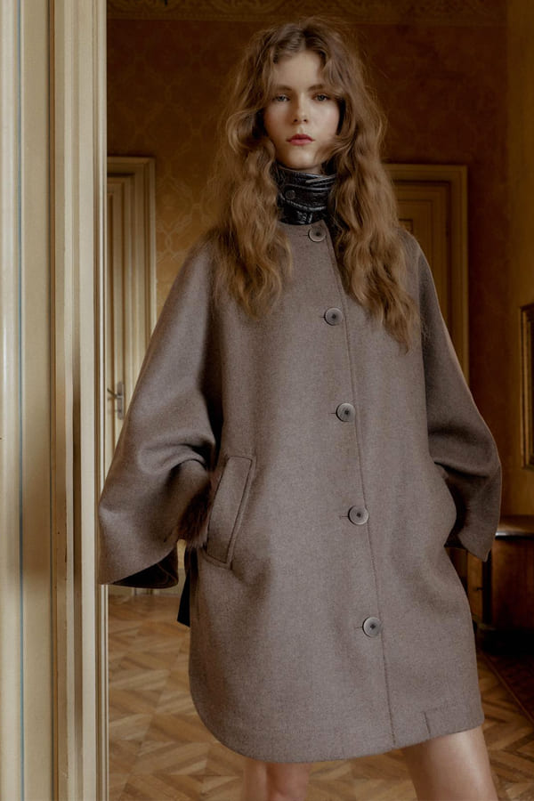 manteau cape zara hiver 2026 Femme portant un manteau cape en laine taupe avec col contrasté de chez Zara.