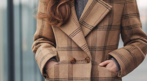 Manteau femme à carreaux camel avec col tailleur et double boutonnage, look automne-hiver cosy chic.