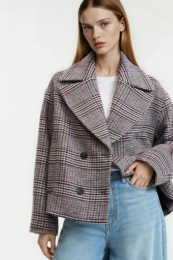 manteau court carreau laredoute hiver 2026 Femme portant un caban mi-long à carreaux rose et taupe de chez La Redoute Collections.