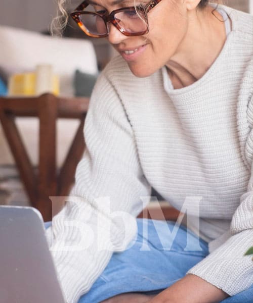 metier femme mere de famille maman active assistante informatique femme aidant à configurer un ordinateur à domicile