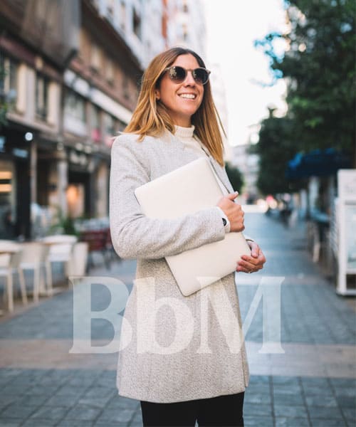 metier femme mere de famille maman active mamanger cente ville femme active marchant en centre-ville avec ordinateur
