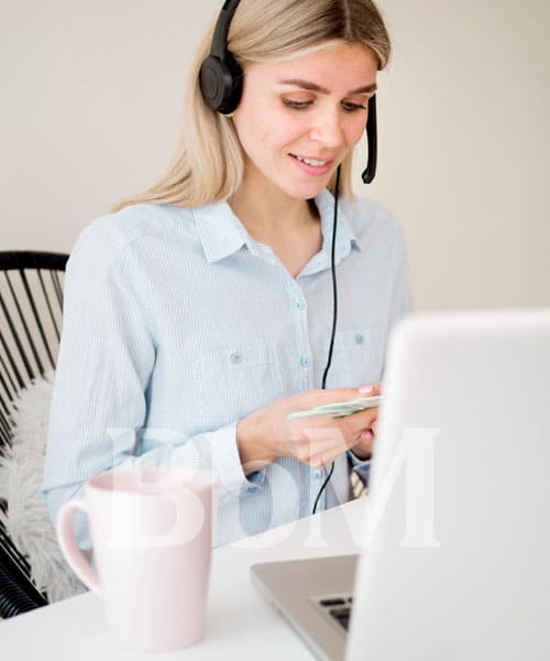 metier femme mere de famille maman active relation client telephone femme travaillant en télétravail casque micro relation client