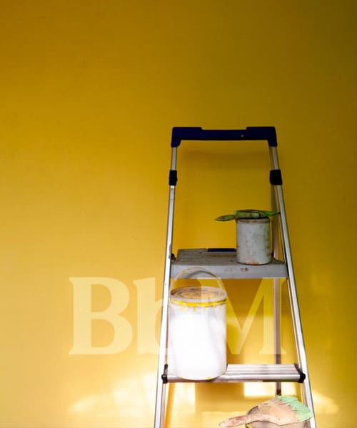 metier femme mere de famille maman active renovation matériel de rénovation peinture mur jaune