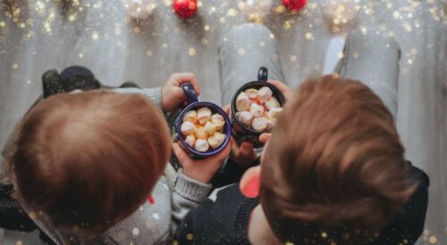 Enfants partageant un chocolat chaud aux guimauves lors d’une soirée festive du 31 décembre.