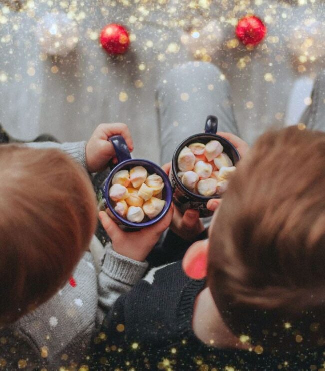 Enfants partageant un chocolat chaud aux guimauves lors d’une soirée festive du 31 décembre.