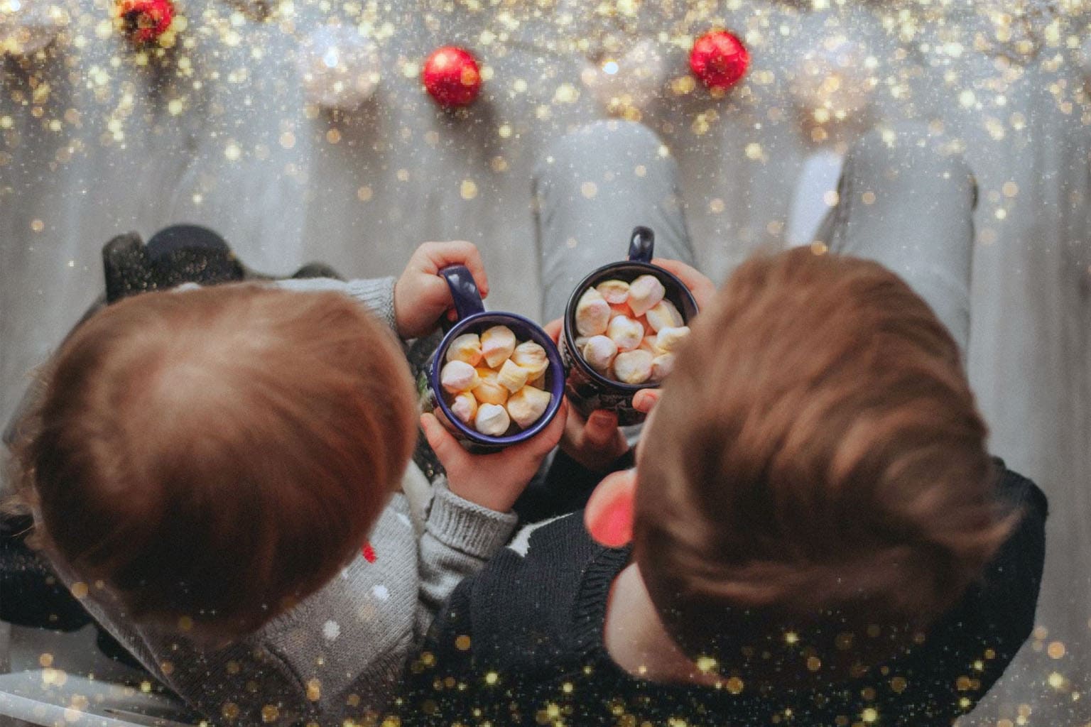 Enfants partageant un chocolat chaud aux guimauves lors d’une soirée festive du 31 décembre.