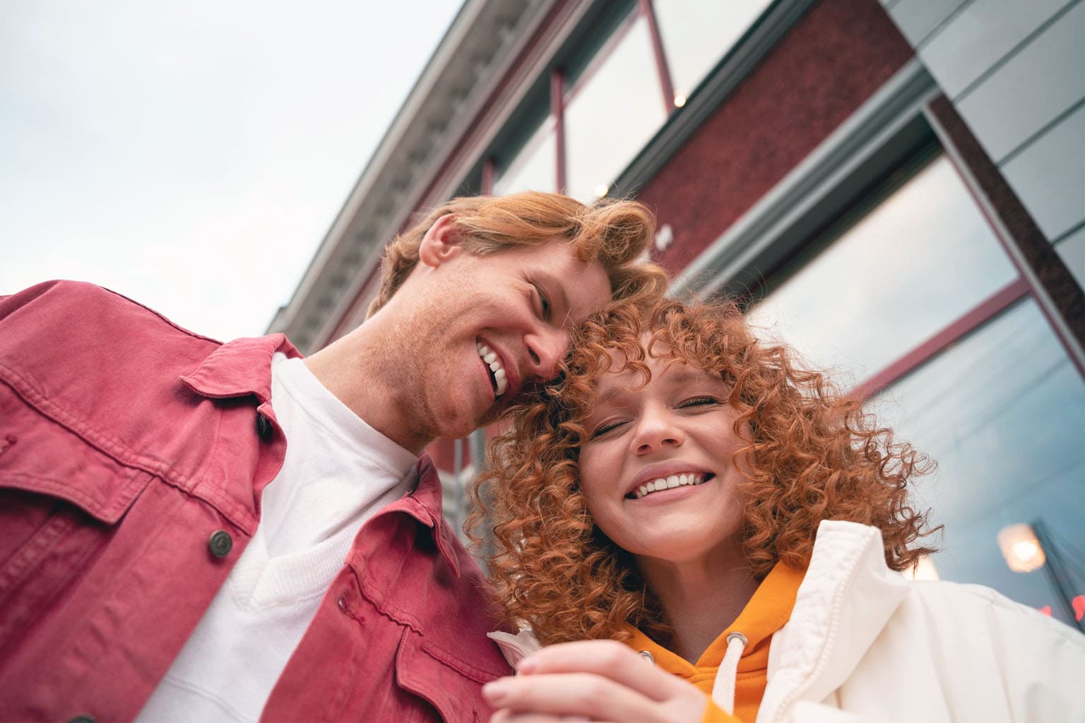 Amitié homme femme en extérieur, deux amis qui rient ensemble et partagent un moment complice