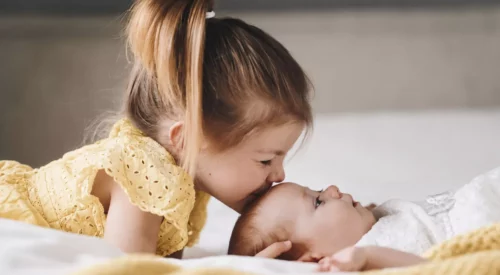 Avoir une fille en premier, puis un garçon : le calme avant la tempête ?