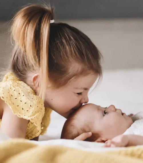 Avoir une fille en premier, puis un garçon : le calme avant la tempête ?