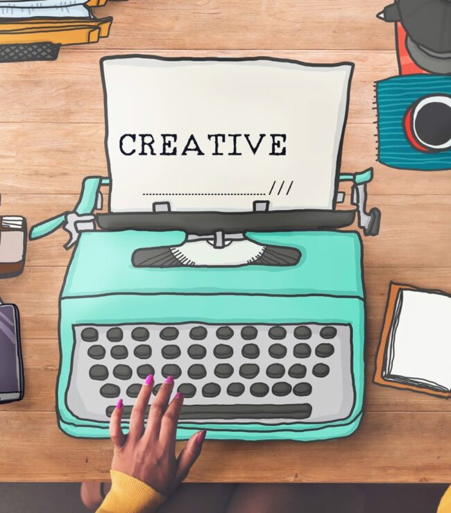Vue d’un bureau créatif avec une machine à écrire turquoise, des carnets, un café et des éléments graphiques dessinés, symbolisant l’univers d’un blogzine.