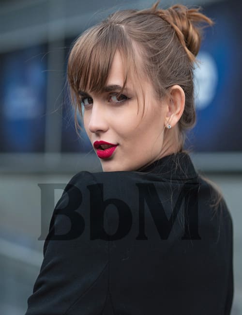 buns frange coiffure femme moderne cheveux fins maman bebymaman Bun flou avec frange sur cheveux fins, look chic moderne