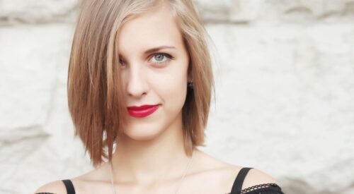 Portrait d’une femme aux cheveux fins avec un carré asymétrique moderne