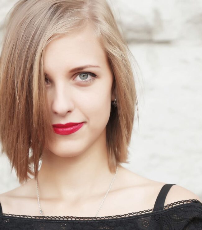Portrait d’une femme aux cheveux fins avec un carré asymétrique moderne