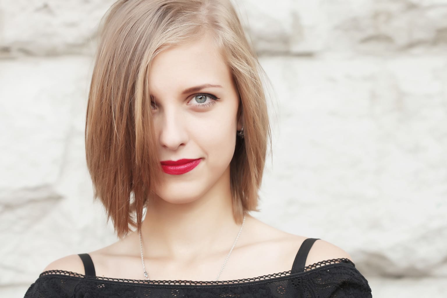 Portrait d’une femme aux cheveux fins avec un carré asymétrique moderne