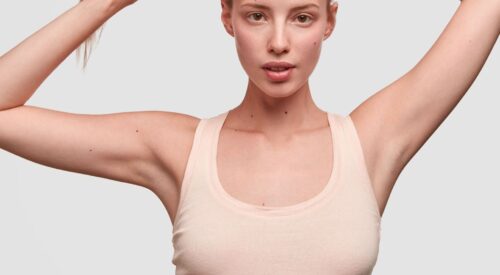 femme appliquant un déodorant solide naturel, soin des aisselles, confort et bien-être au quotidien