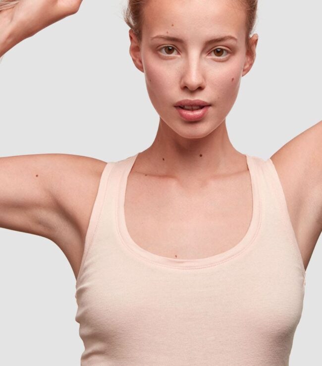 femme appliquant un déodorant solide naturel, soin des aisselles, confort et bien-être au quotidien