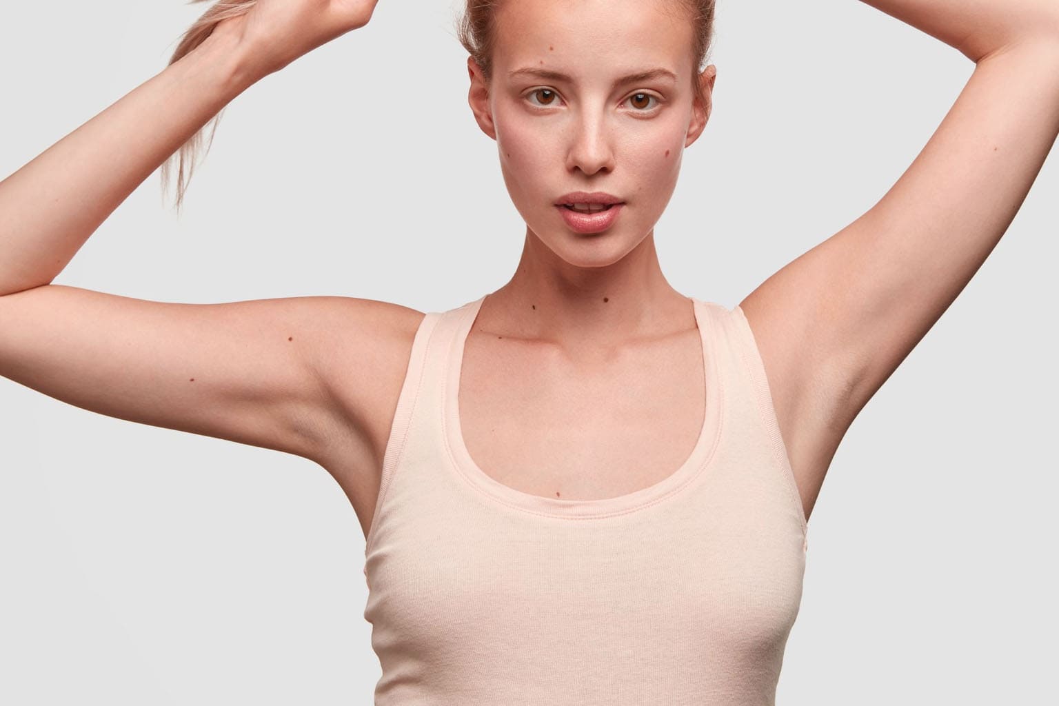 femme appliquant un déodorant solide naturel, soin des aisselles, confort et bien-être au quotidien